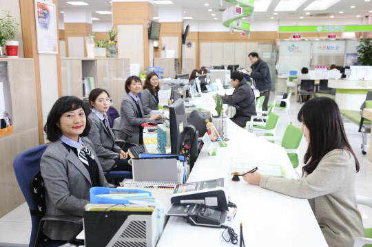 구로구는 민원여권과 직원들이 단정한 근무복으로 갖춰 입고 대민 서비스를 한다고 4일 밝혔다. 구로구는 통일된 근무복 착용으로 소속감과 책임감을 높이고, 지난해 새 단장한 민원실 환경과도 조화를 이룰 수 있도록 직원들에게 근무복을 지원했다고 밝혔다. 새 근무복은 직원들의 의견을 수렴해 민원인들에게 정돈된 인상을 줄 수 있도록 푸른 계열, 활동 편한 복장으로 정했다. 구로구 제공